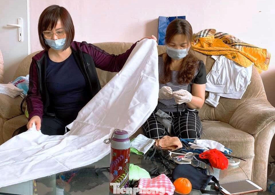 Người Việt ở châu Âu may khẩu trang tặng bệnh viện phòng Covid-19 ảnh 2