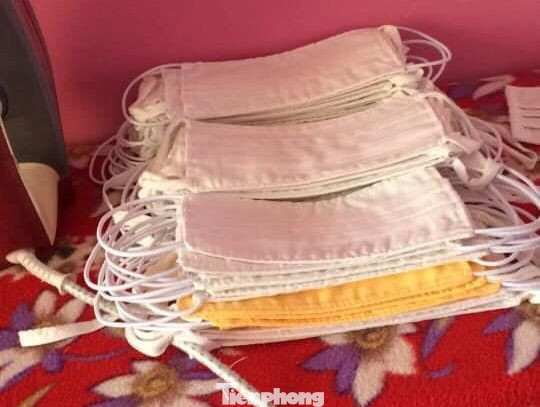 Người Việt ở châu Âu may khẩu trang tặng bệnh viện phòng Covid-19 ảnh 8