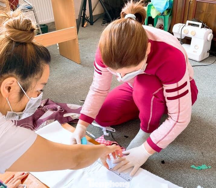 Người Việt ở châu Âu may khẩu trang tặng bệnh viện phòng Covid-19 ảnh 3