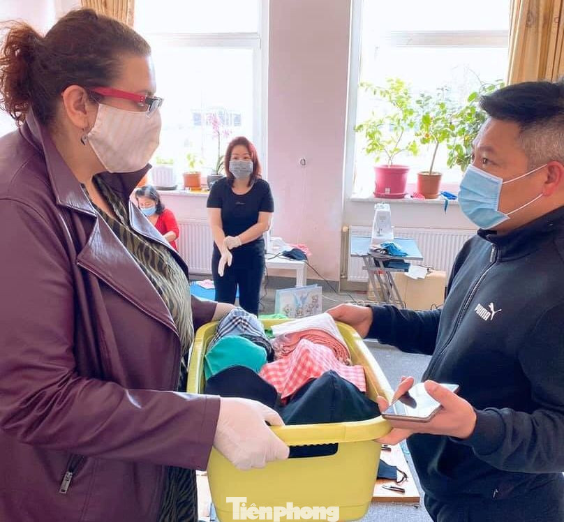 Người Việt ở châu Âu may khẩu trang tặng bệnh viện phòng Covid-19 ảnh 9