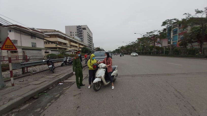 Người dân xếp hàng dài vào chăm, tiếp tế cho bệnh nhân ở Bạch Mai ảnh 8