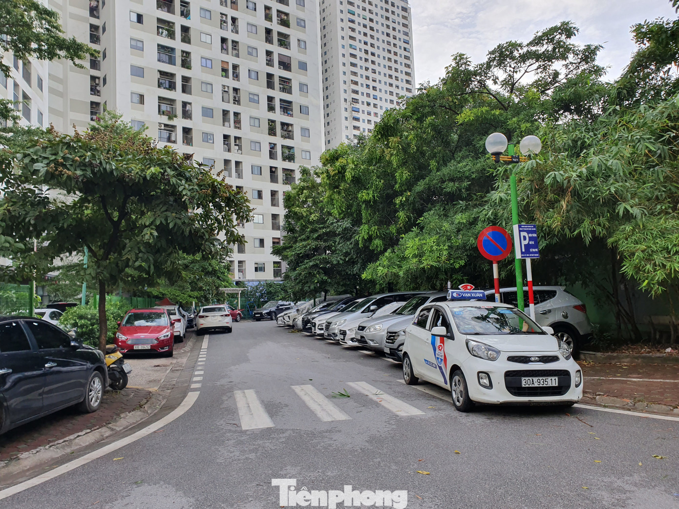 Cận cảnh bãi gửi xe tạm lách luật 'xẻ thịt' vỉa hè Thủ đô ảnh 1