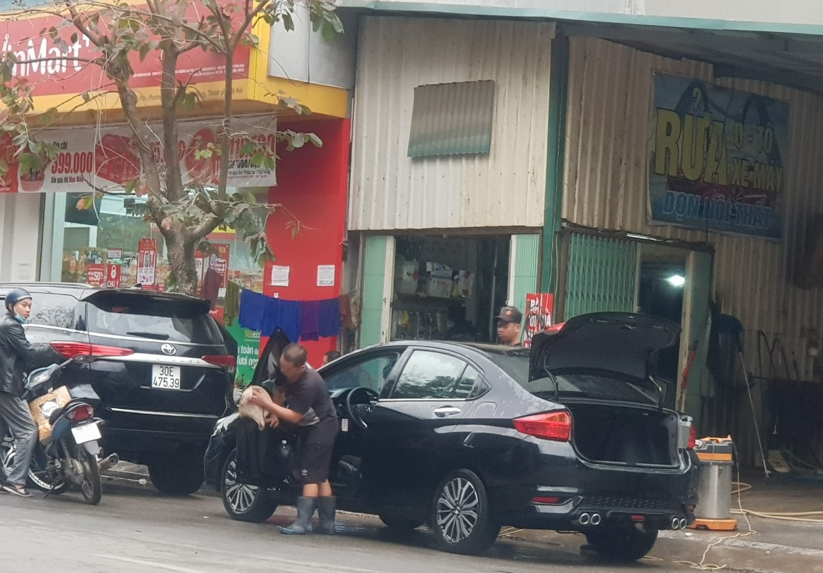 Dịch vụ rửa xe tấp nập, kiếm bộn tiền ngày giáp Tết ảnh 5