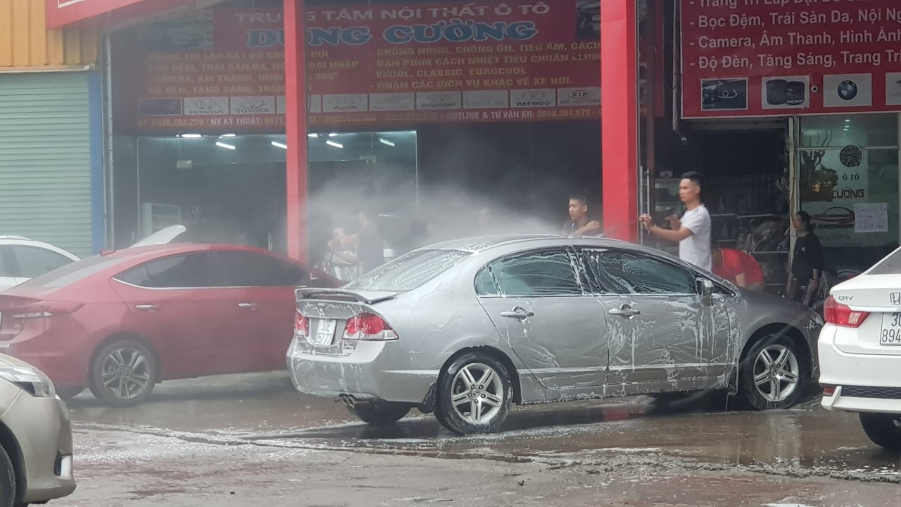 Dịch vụ rửa xe tấp nập, kiếm bộn tiền ngày giáp Tết ảnh 2