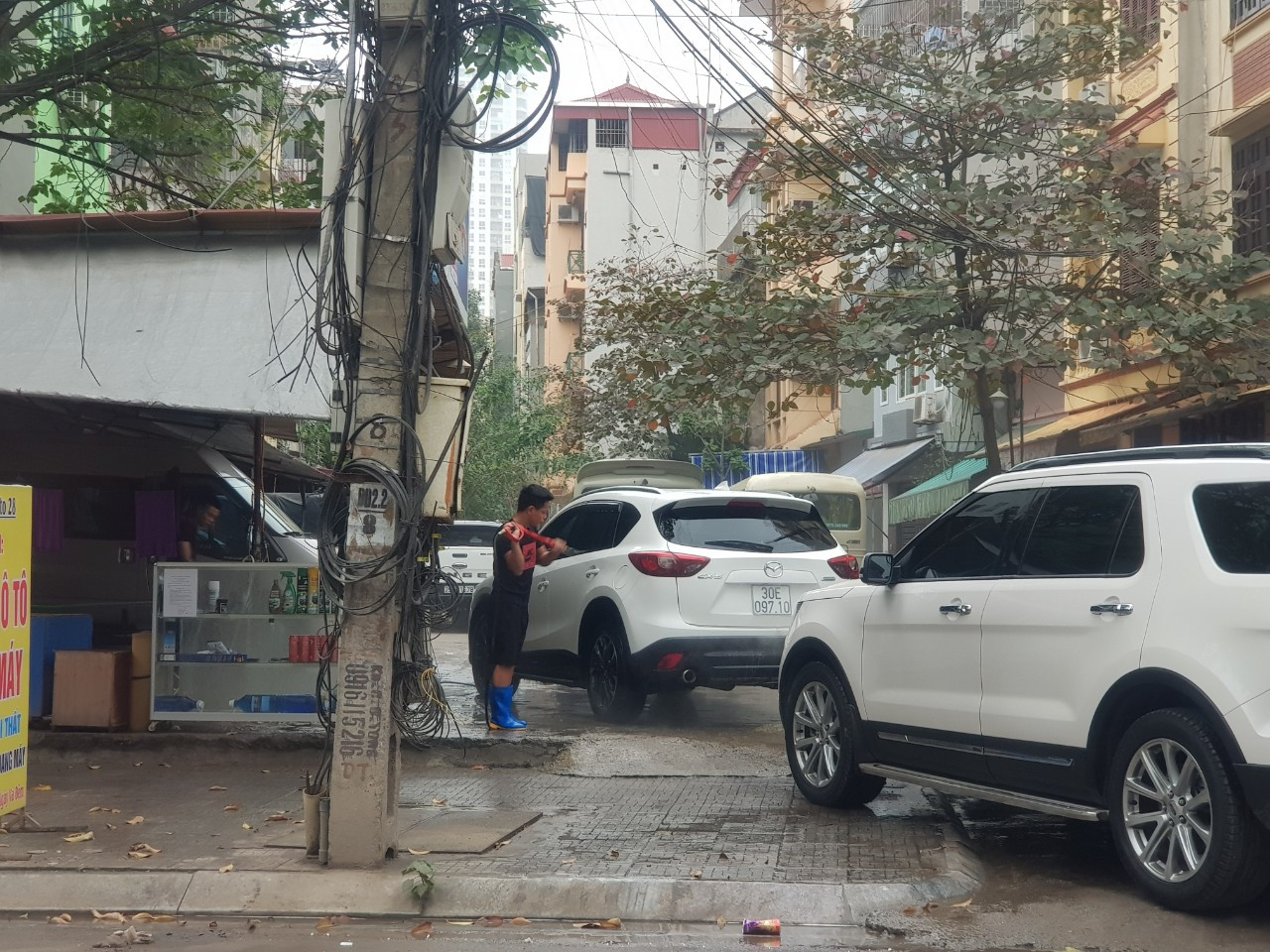 Dịch vụ rửa xe tấp nập, kiếm bộn tiền ngày giáp Tết ảnh 4