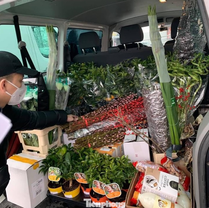 Người Việt xa xứ gói bánh chưng nhớ hương vị Tết quê hương ảnh 2