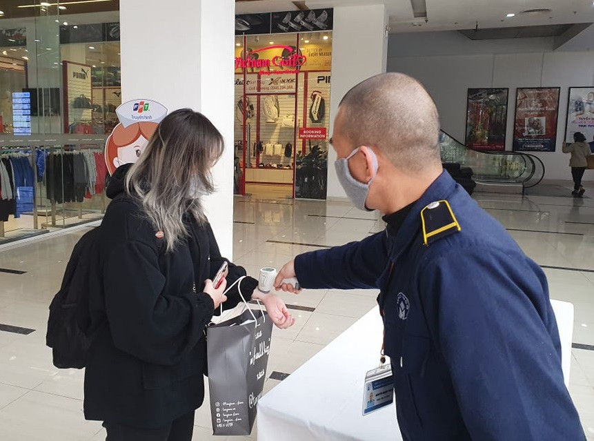 Chung cư, văn phòng ở Hà Nội tái triển khai đo thân nhiệt phòng COVID-19 ảnh 2