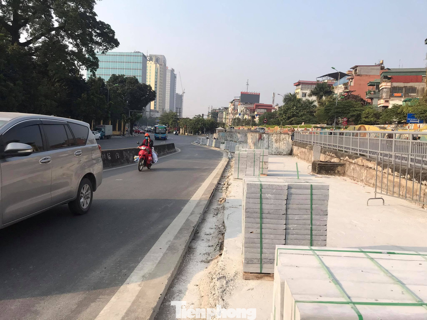 Công trường lát đá vỉa hè Hà Nội không biển báo, giấu tên nhà thầu ảnh 1