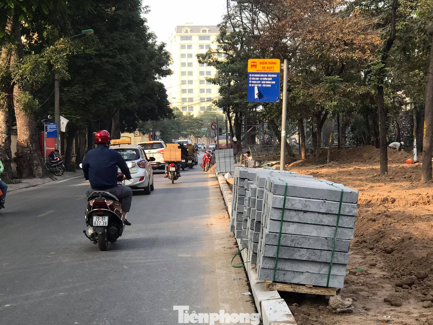 Công trường lát đá vỉa hè Hà Nội không biển báo, giấu tên nhà thầu ảnh 4