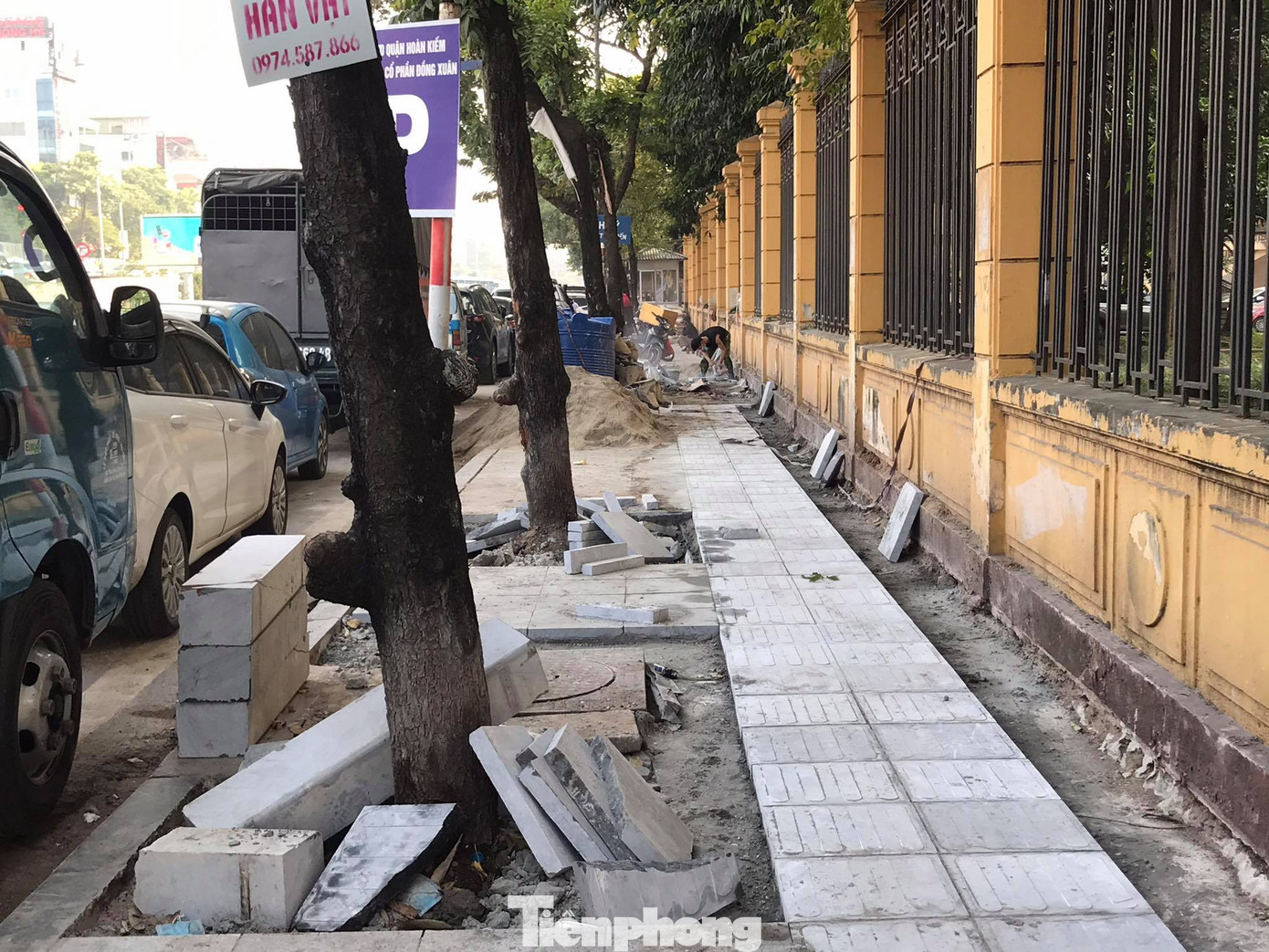 Công trường lát đá vỉa hè Hà Nội không biển báo, giấu tên nhà thầu ảnh 2