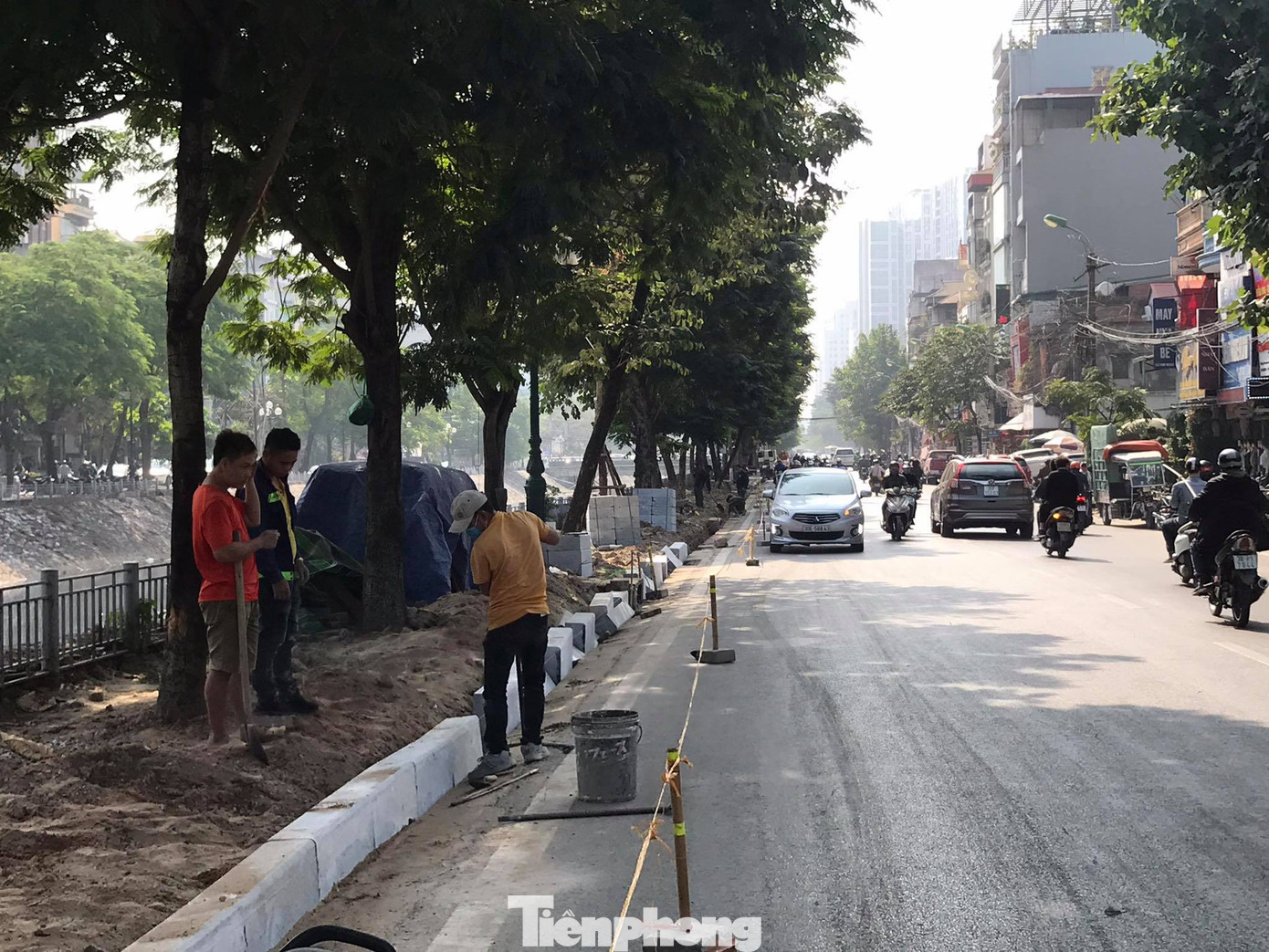 Công trường lát đá vỉa hè Hà Nội không biển báo, giấu tên nhà thầu ảnh 6