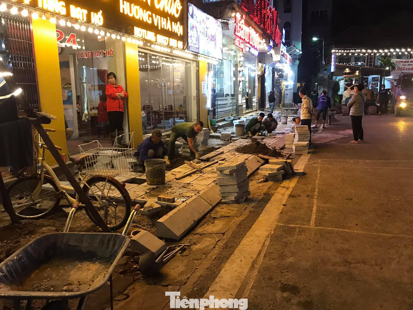 Công trường lát đá vỉa hè Hà Nội không biển báo, giấu tên nhà thầu ảnh 12