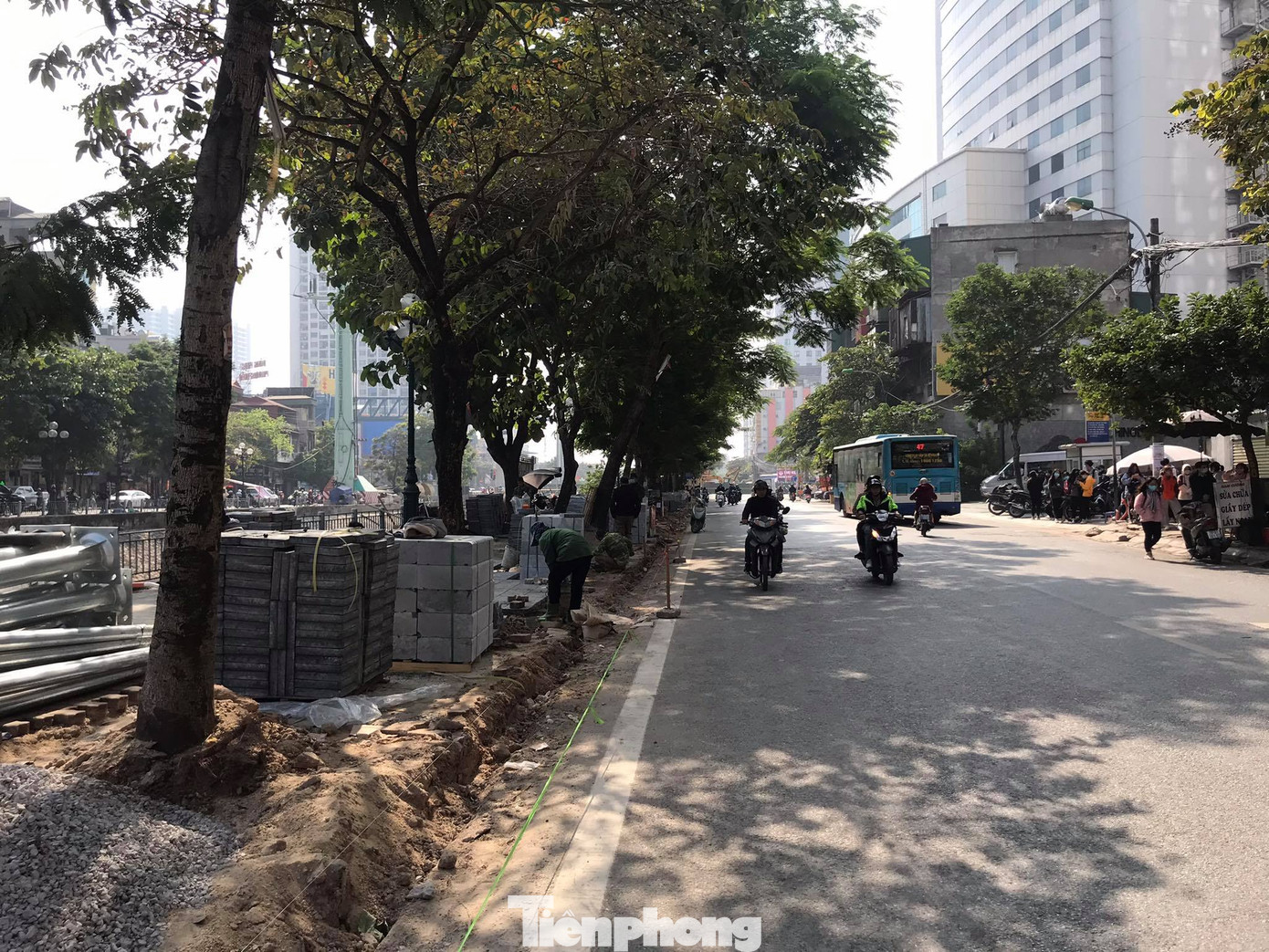 Công trường lát đá vỉa hè Hà Nội không biển báo, giấu tên nhà thầu ảnh 8