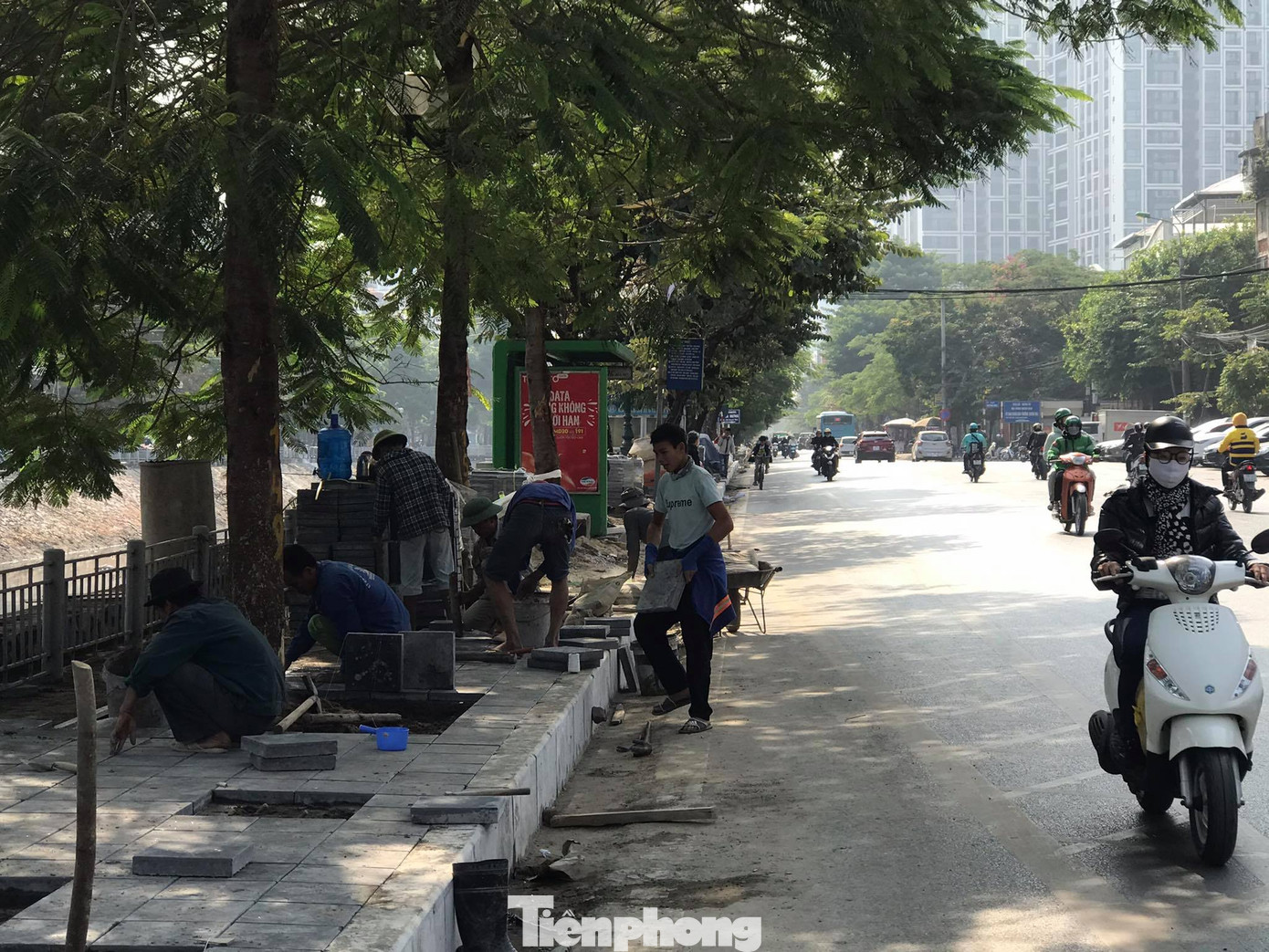 Công trường lát đá vỉa hè Hà Nội không biển báo, giấu tên nhà thầu ảnh 7