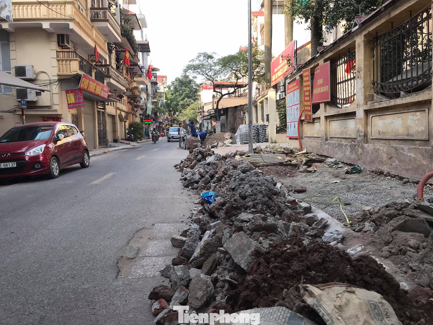 Công trường lát đá vỉa hè Hà Nội không biển báo, giấu tên nhà thầu ảnh 5