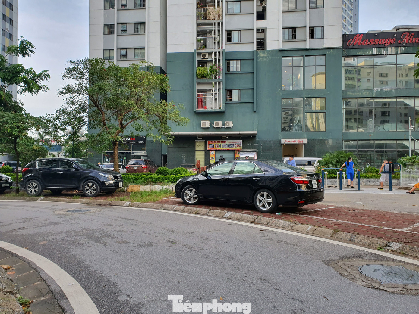 Cận cảnh bãi gửi xe tạm lách luật 'xẻ thịt' vỉa hè Thủ đô ảnh 3