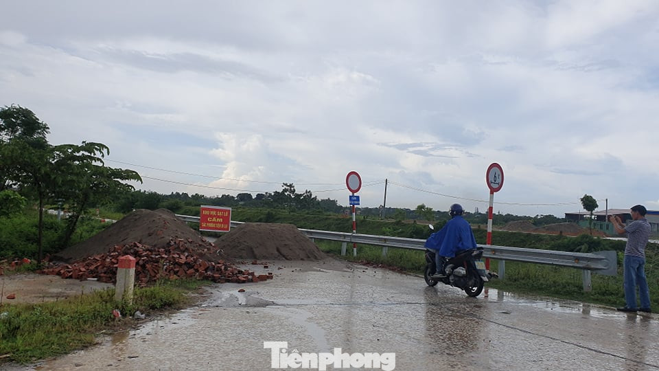 Cận cảnh đường đê còn bảo hành đã sụt trượt nghiêm trọng ở Phú Thọ ảnh 6