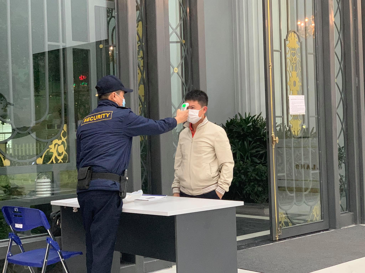 Chung cư, văn phòng ở Hà Nội tái triển khai đo thân nhiệt phòng COVID-19 ảnh 6