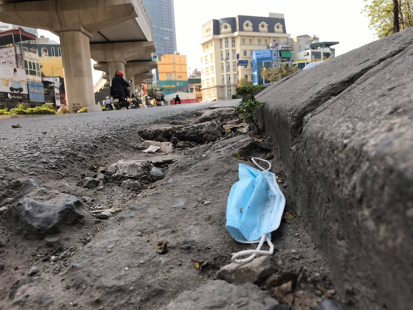 Giữa dịch Covid-19, tình trạng vứt bừa bãi khẩu trang bẩn tái diễn ở Hà Nội ảnh 5