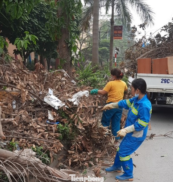 Cận cảnh công nhân môi trường chật vật dọn rác cồng kềnh ngày giáp Tết ảnh 2