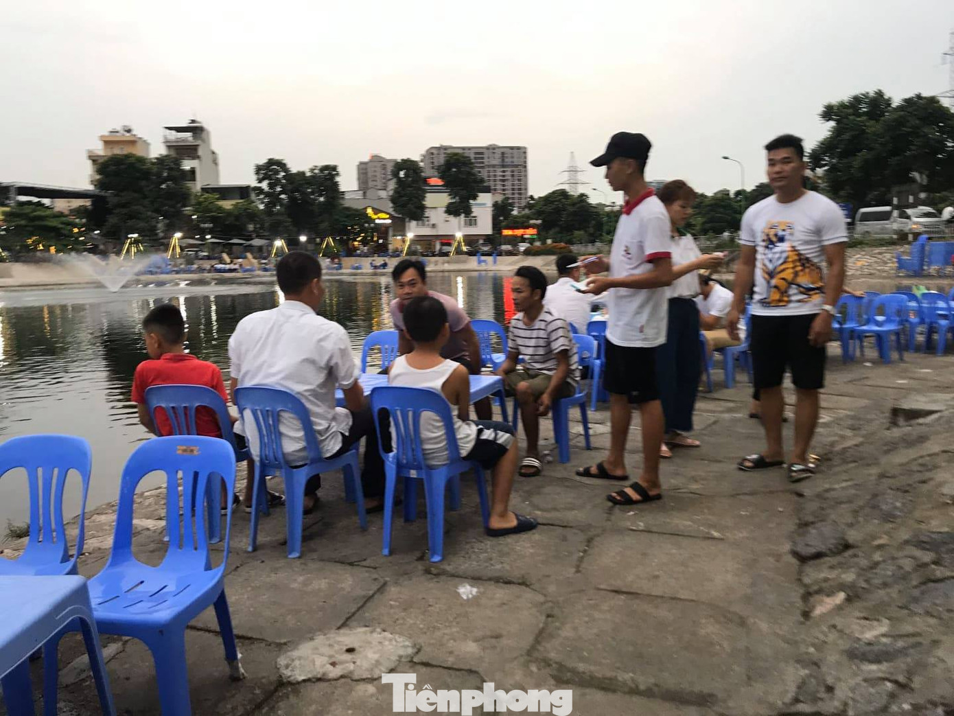 Hồ vừa cải tạo 'tiền tỷ' dày đặc quán bia, thách thức cơ quan chức năng Hà Nội ảnh 3