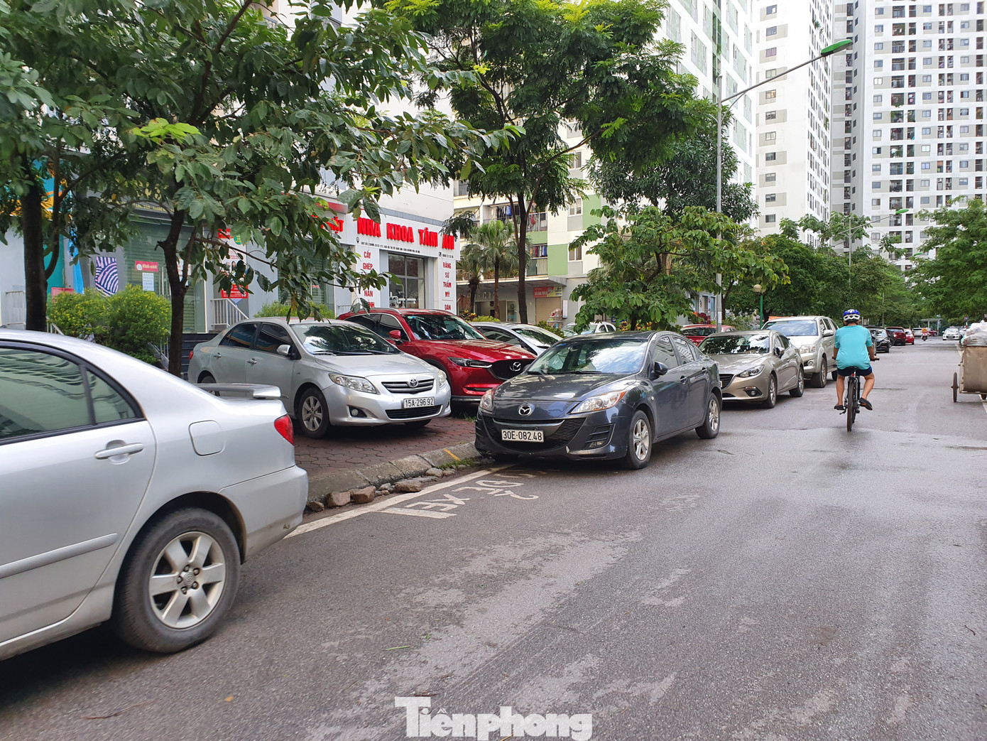 Cận cảnh bãi gửi xe tạm lách luật 'xẻ thịt' vỉa hè Thủ đô ảnh 8