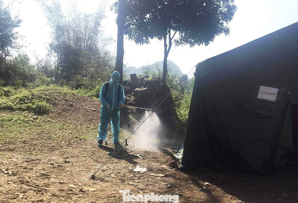 Xếp bút nghiên lên đường chống dịch ảnh 4