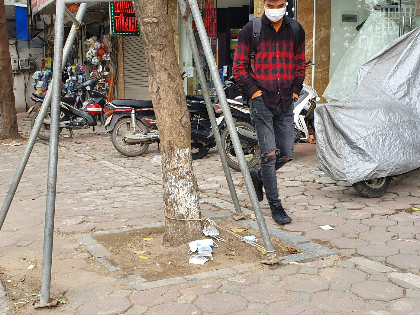 Khẩu trang chống dịch Covid-19 vứt bừa bãi dưới lòng đường, vỉa hè, chung cư ảnh 3