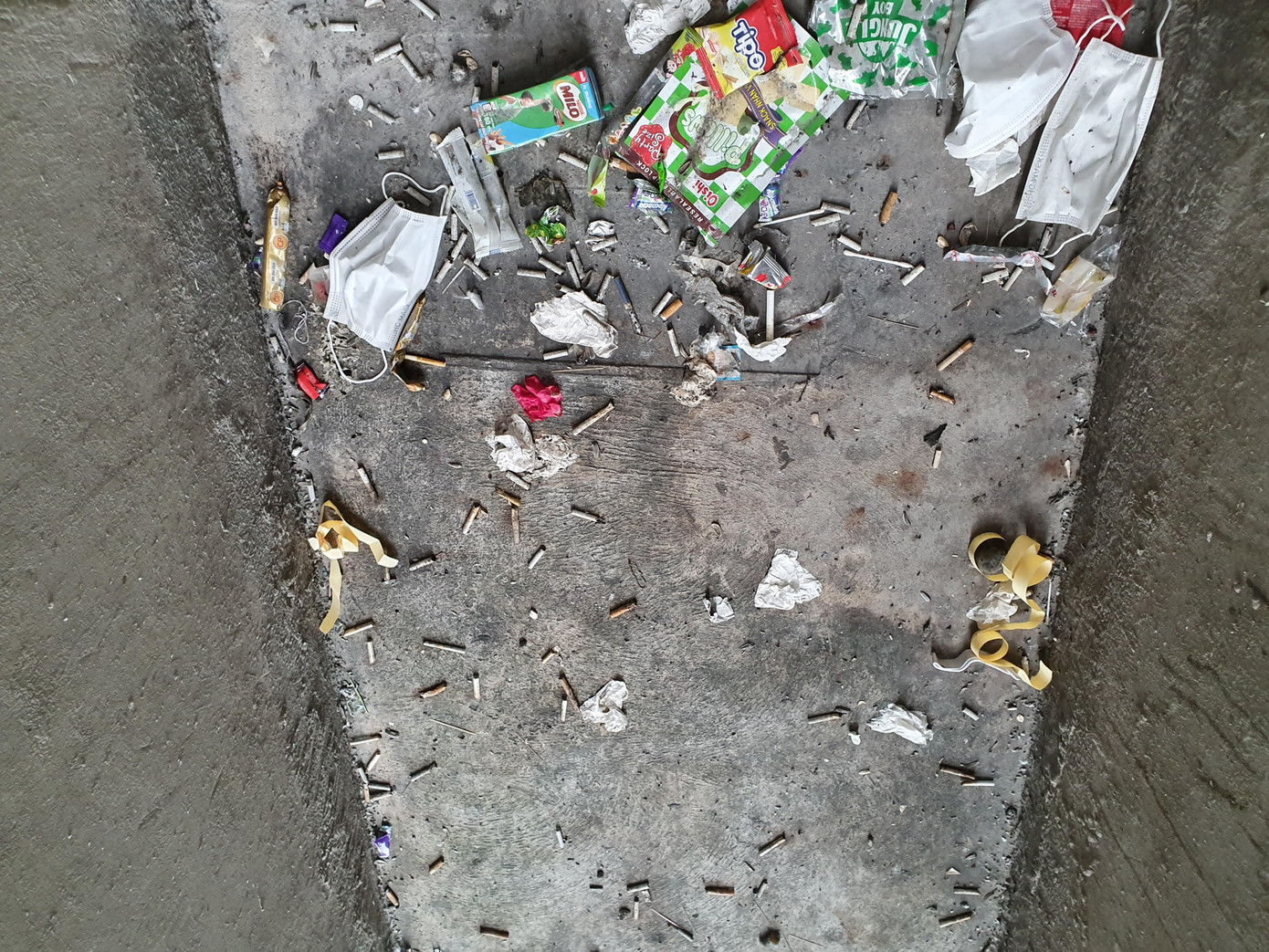 Khẩu trang chống dịch Covid-19 vứt bừa bãi dưới lòng đường, vỉa hè, chung cư ảnh 9