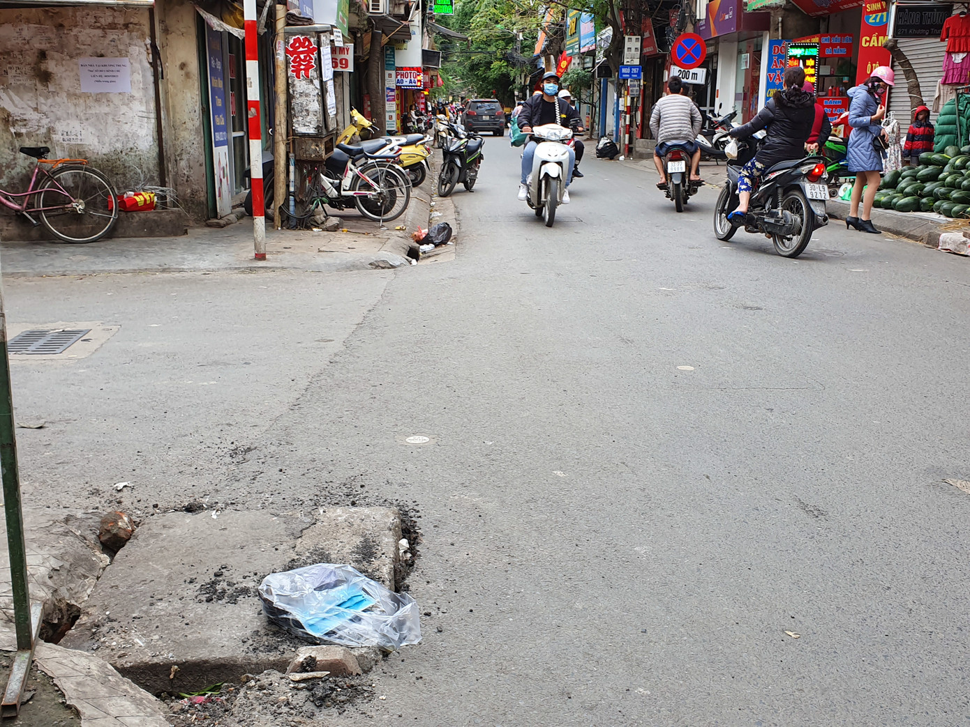 Khẩu trang chống dịch Covid-19 vứt bừa bãi dưới lòng đường, vỉa hè, chung cư ảnh 1