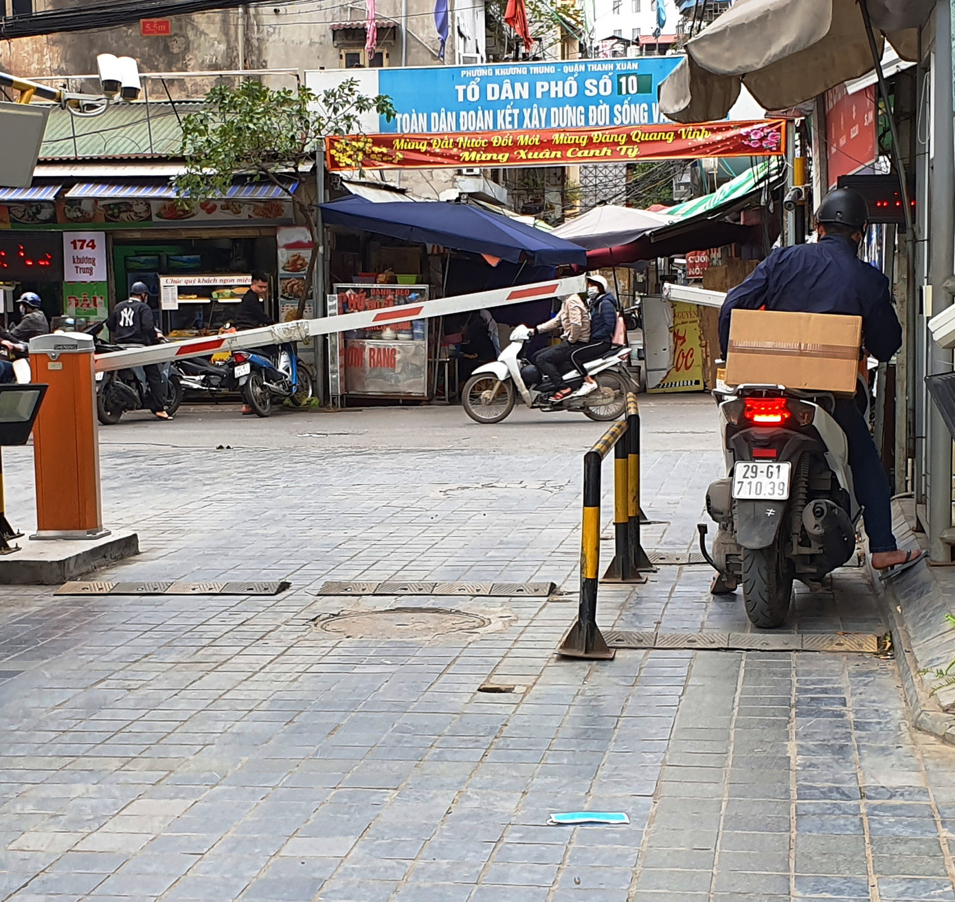 Khẩu trang chống dịch Covid-19 vứt bừa bãi dưới lòng đường, vỉa hè, chung cư ảnh 7