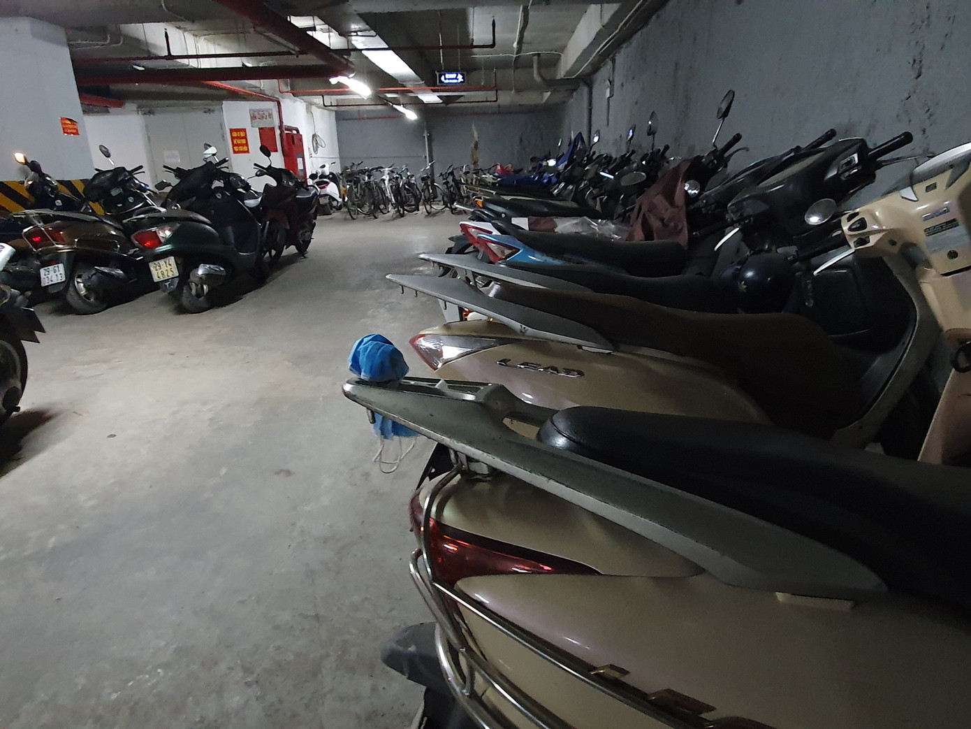 Khẩu trang chống dịch Covid-19 vứt bừa bãi dưới lòng đường, vỉa hè, chung cư ảnh 8