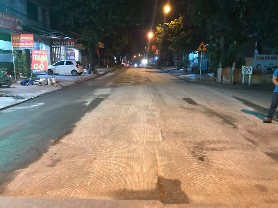 Đường ở Hà Nội vừa thảm xong có thể lấy tay bóc được sửa chữa ảnh 1