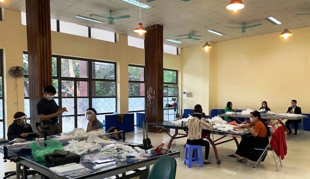 Cung Thiếu nhi Hà Nội làm 4.000 tấm chắn giọt bắn tặng y, bác sỹ phòng COVID-19 ảnh 4