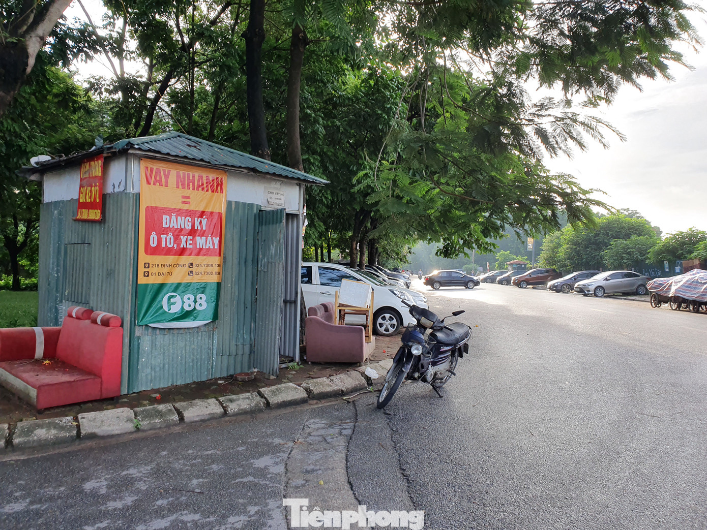 Cận cảnh bãi gửi xe tạm lách luật 'xẻ thịt' vỉa hè Thủ đô ảnh 6