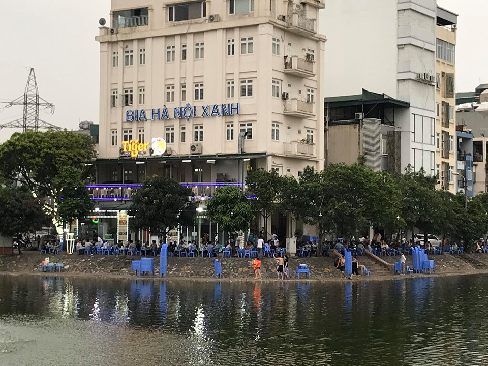 Quận và phường bất lực để quán bia chiếm vỉa hè, bờ hồ giữa dịch COVID-19? ảnh 6