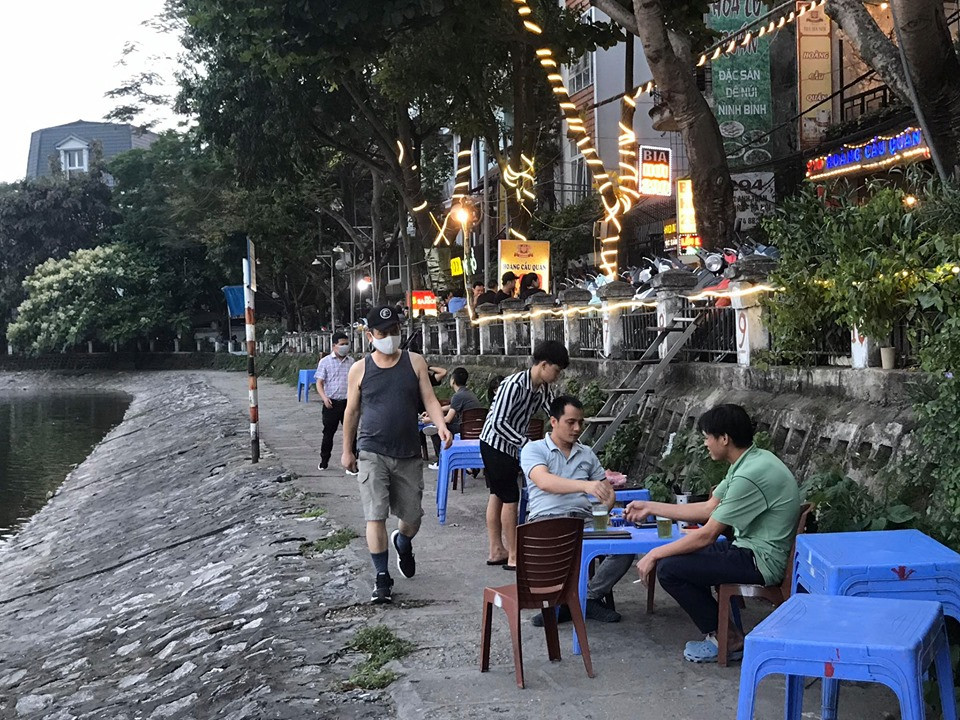 Quận và phường bất lực để quán bia chiếm vỉa hè, bờ hồ giữa dịch COVID-19? ảnh 4