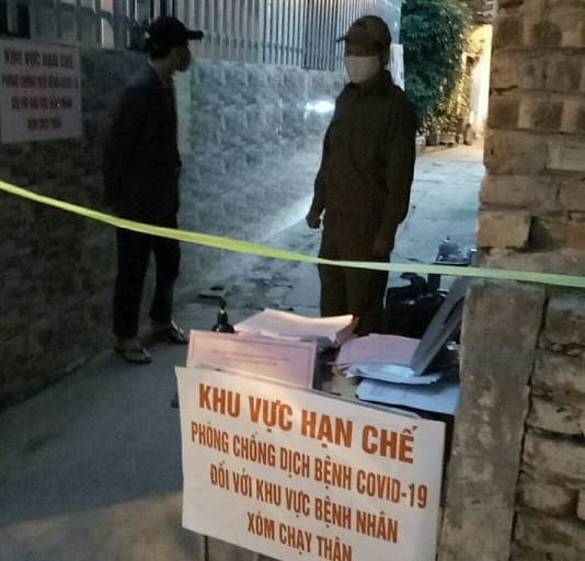 Xóm chạy thận cạnh bệnh viện Bạch Mai được hỗ trợ tiền, cách ly tại chỗ ảnh 1