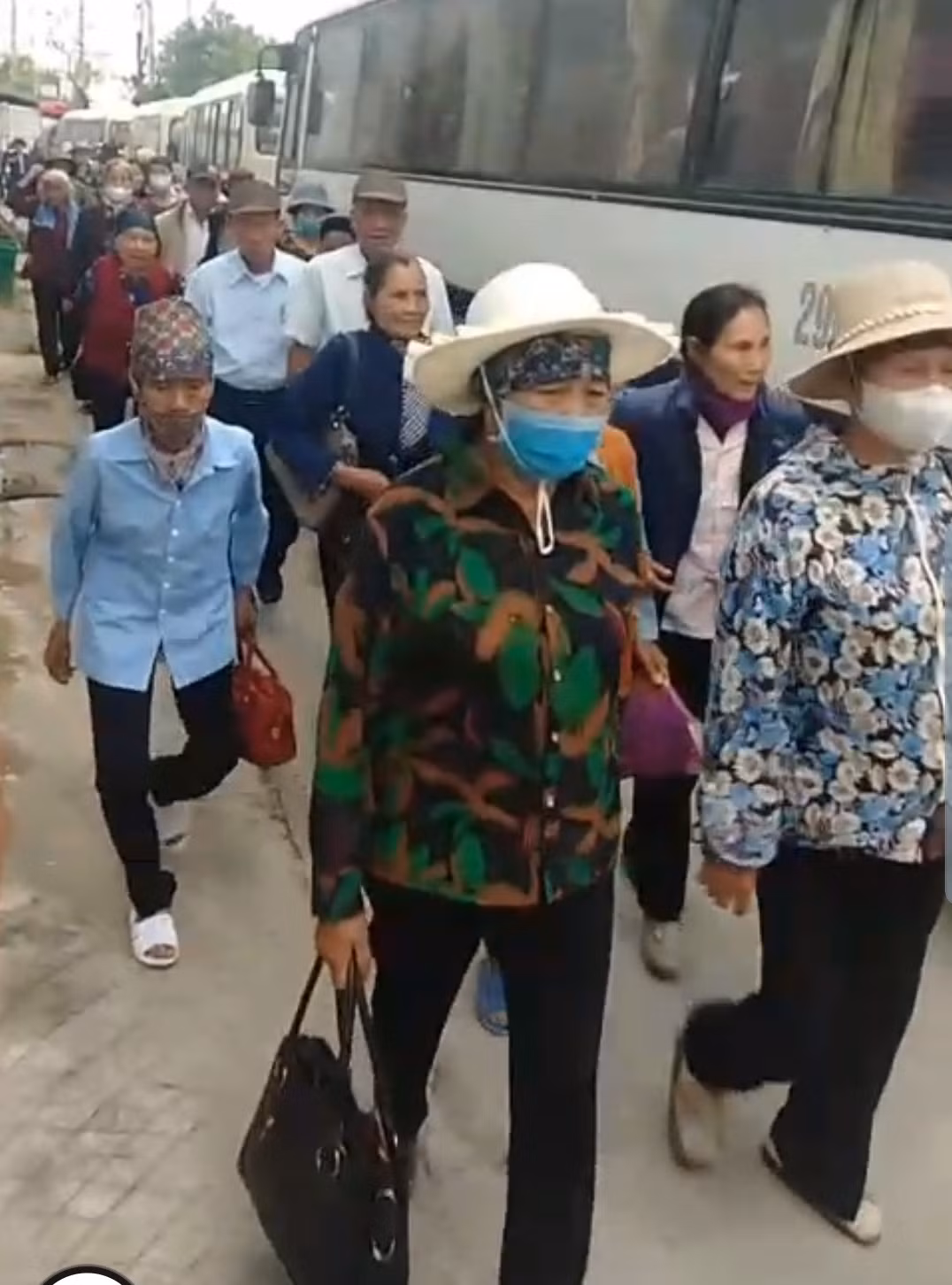 Tổ chức tham quan để bán sữa bột gia công với thông tin mập mờ? ảnh 1