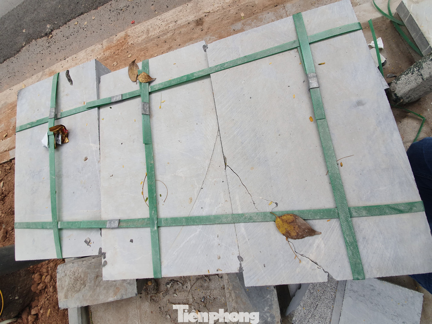 Giật mình những viên đá nứt nẻ vẫn được đưa đi lát cho vỉa hè Hà Nội ảnh 5