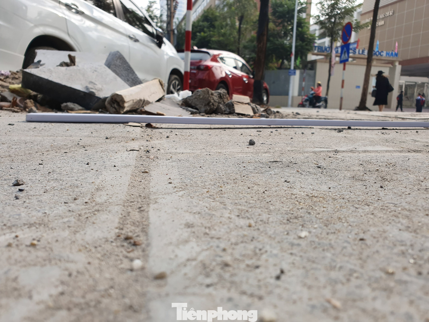 Giật mình những viên đá nứt nẻ vẫn được đưa đi lát cho vỉa hè Hà Nội ảnh 7