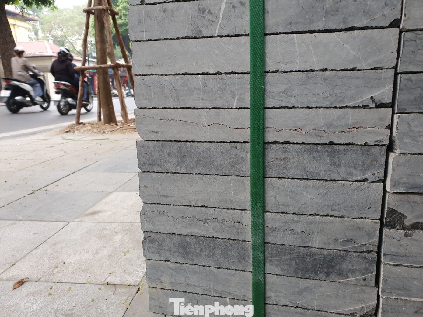 Giật mình những viên đá nứt nẻ vẫn được đưa đi lát cho vỉa hè Hà Nội ảnh 1