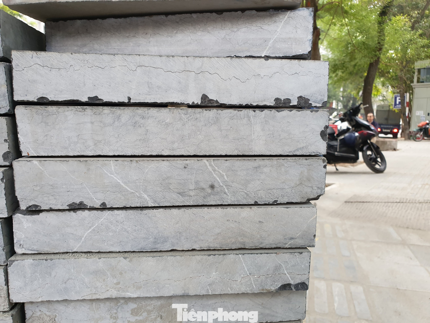 Giật mình những viên đá nứt nẻ vẫn được đưa đi lát cho vỉa hè Hà Nội ảnh 3
