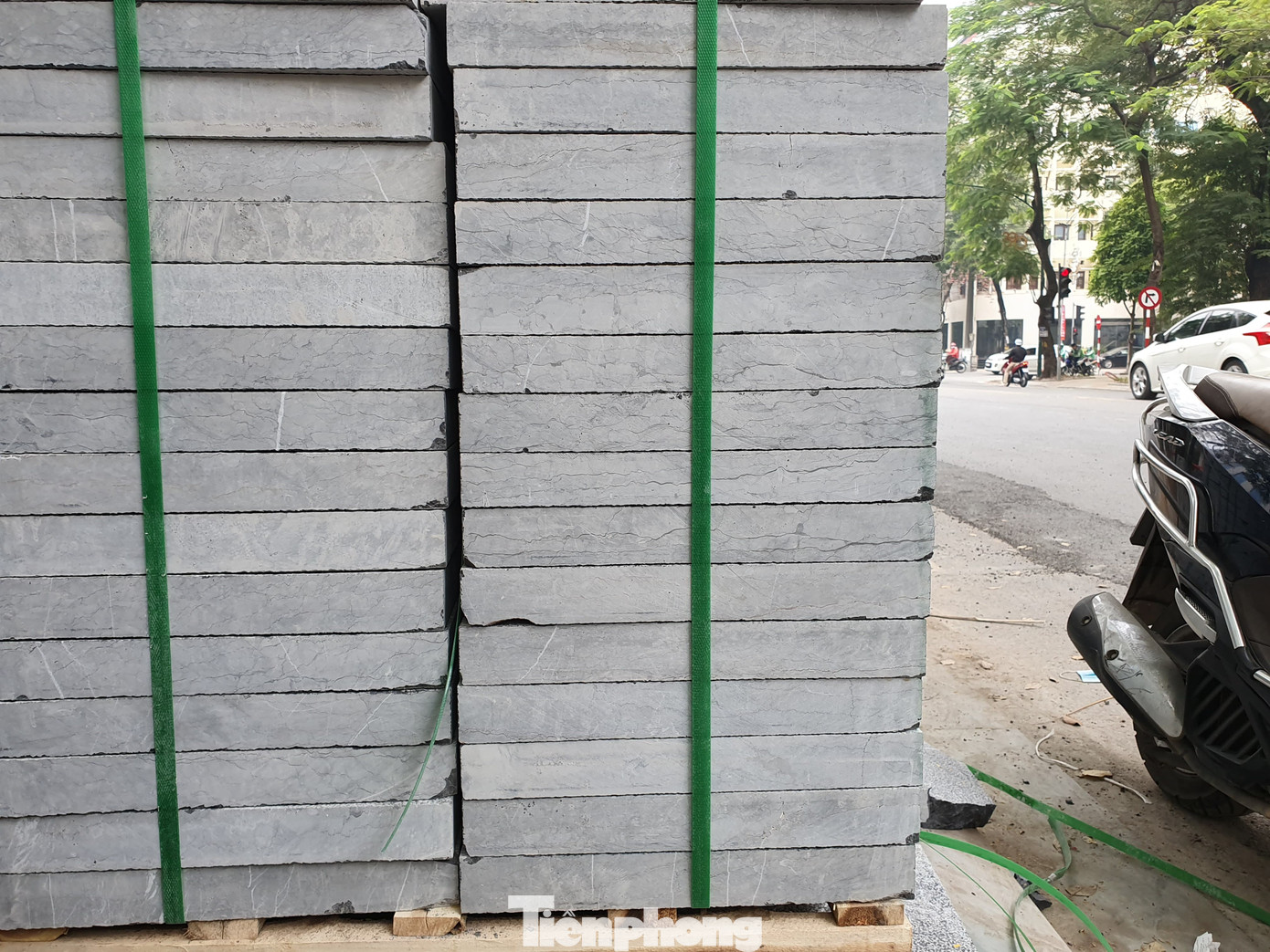 Giật mình những viên đá nứt nẻ vẫn được đưa đi lát cho vỉa hè Hà Nội ảnh 4