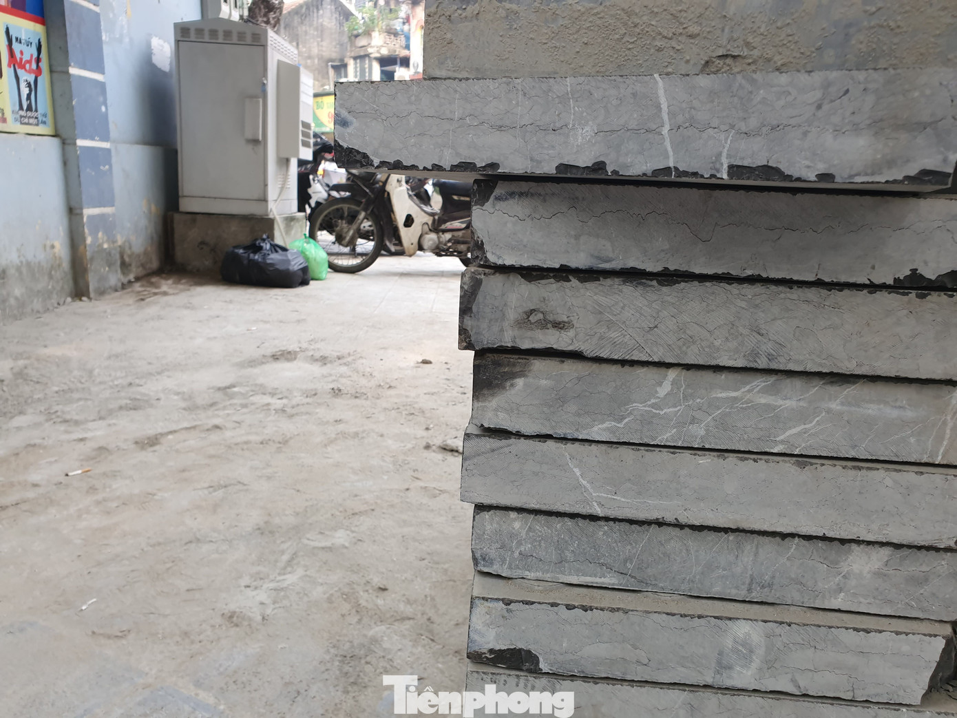 Giật mình những viên đá nứt nẻ vẫn được đưa đi lát cho vỉa hè Hà Nội ảnh 6