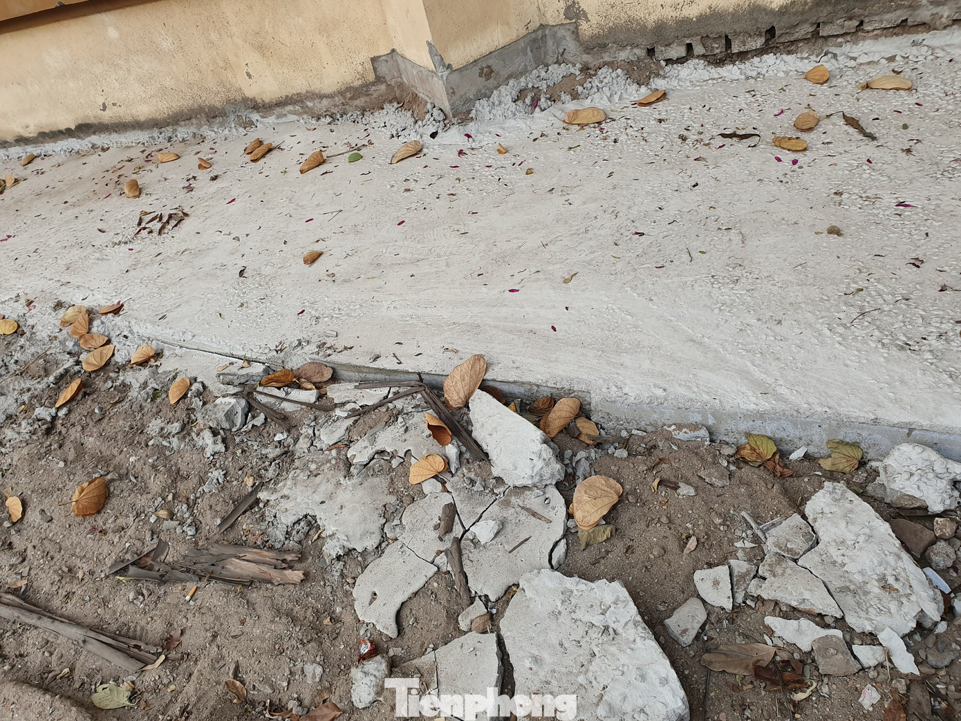 Giật mình những viên đá nứt nẻ vẫn được đưa đi lát cho vỉa hè Hà Nội ảnh 10