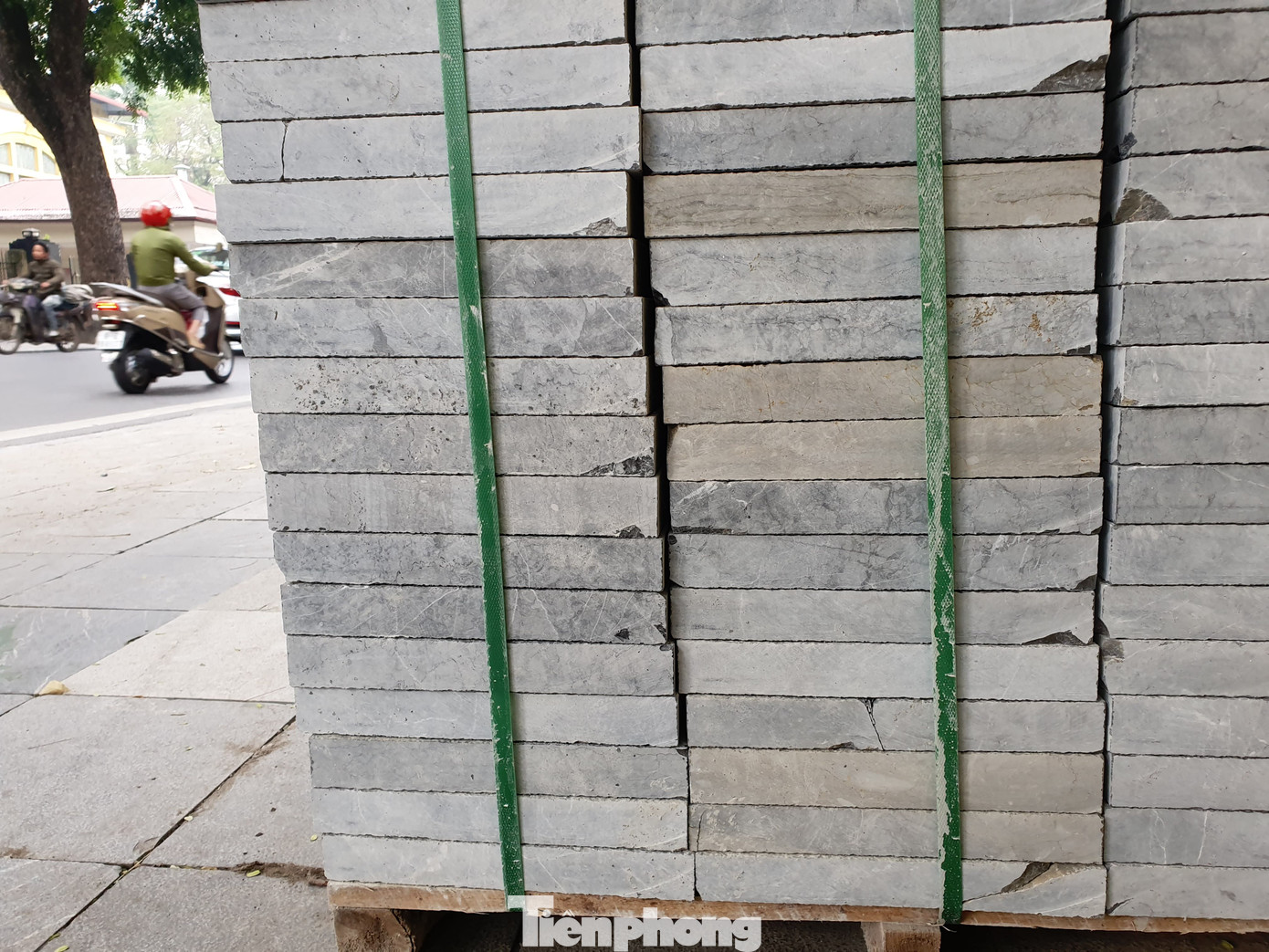 Giật mình những viên đá nứt nẻ vẫn được đưa đi lát cho vỉa hè Hà Nội ảnh 2