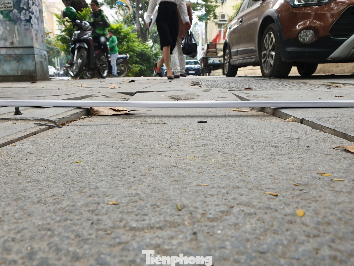 Giật mình những viên đá nứt nẻ vẫn được đưa đi lát cho vỉa hè Hà Nội ảnh 8