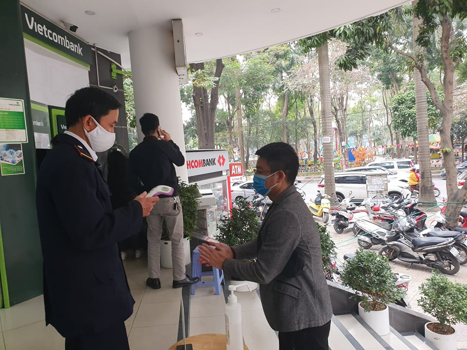 Chung cư, văn phòng ở Hà Nội tái triển khai đo thân nhiệt phòng COVID-19 ảnh 4