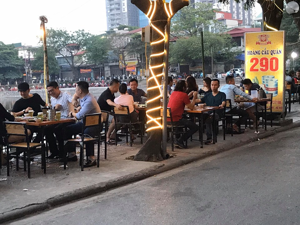 Quận và phường bất lực để quán bia chiếm vỉa hè, bờ hồ giữa dịch COVID-19? ảnh 1